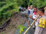 Setengah Badan Jalan Haranggaol Longsor, Warga Harus Waspada
