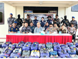 Sinergi TNI–Polri Amankan dan Musnahkan 2.305 Liter Miras Ilegal di Aru