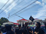 Tabur Bunga dan Bendera One Piece: Simbol Perlawanan ARMI di Depan Pengadilan Militer Medan