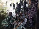 Tim Satgas Bencana Banjir TNI AL Bantu Warga Bersihkan Sisa Banjir