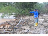 Tinjau Lokasi Banjir di Tukka, Bupati Masinton Pasaribu Imbau Warga Waspada Cuaca Ekstrem