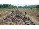 TMMD ke-127: Semangat Ramadan, TNI Bersama Warga Perkuat Jalan di Simalungun