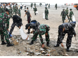 TNI AL Bersinergi Bersihkan Sampah Laut di Pantai Kuta, Dukungan Nyata Pelestarian Lingkungan Bali