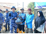 "TNI AU Peduli,"  Lanud Husein Sastranegara Bagikan Ratusan Paket Sembako.