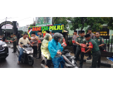 TNI-Polri Bagikan 1000 Takjil, Wujud Sinergitas dan Kepedulian