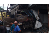 ﻿Truk Fuso Rem Blong Hantam Traffic Light dan Rumah Warga di Pematangsiantar, Tiga Orang Luka