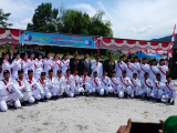 ﻿Unik! Polisi di Tapanuli Utara Nyanyi dan Bagikan Uang ke Paskibra Usai Upacara HUT RI ke-80