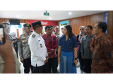 Wamenparekraf Disambut Hangat Bupati Taput di Bandara Silangit