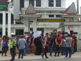 Warga Banjar Hulu Geruduk Kejari, Desak Pangulu Korup Ditangkap