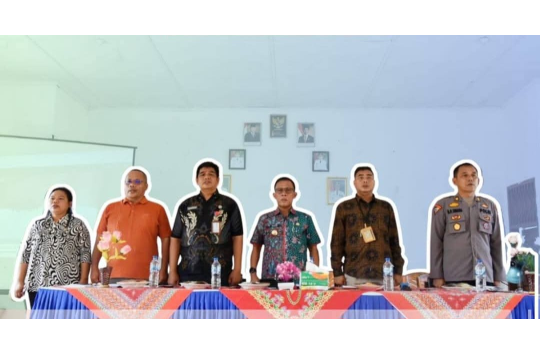 Bupati Tapteng, Masinton Pasaribu, SH, MH, (tengah) mendengarkan aspirasi masyarakat yang tinggal di sekitar kawasan perkebunan sawit milik PTSGSR