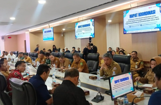 Wakil Bupati Tapanuli Utara, Dr. Deni Parlindungan Lumbantoruan, M.Eng bersama Sekda Provinsi Sumatera Utara, Ir. Togap Simangunsong, M.App.Sc, saat menghadiri Rapat Koordinasi Penentuan Calon Penerima Bantuan Jaminan Sosial Ketenagakerjaan Tahun 2025 di 