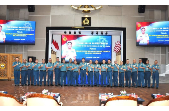 Peserta pembekalan kepada 240 perwira Korps Elektronika wilayah Surabaya di Gedung Panti Tjahaya Armada (PTA) Koarmada II, Ujung, Surabaya, pada Senin, 16 Juni 2025. ( Foto: Dispen AL)