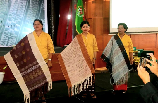 6 Tahun Jabu Bonang Bersinar! Wakil Bupati Taput Apresiasi Perempuan Penenun Ulos Mendunia