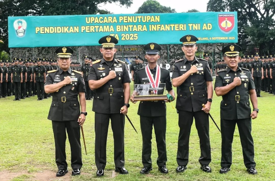 Pangdam IV/Diponegoro, Mayjen TNI Achiruddin, secara resmi menutup Pendidikan Pertama Bintara Infanteri TNI AD Tahun Anggaran 2025  digelar di Rindam IV/Diponegoro (Foto: Pendam IV/Diponegoro)