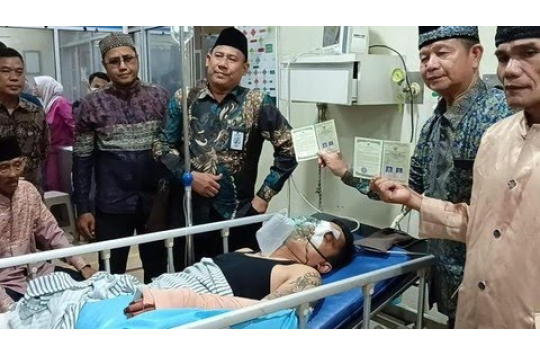 Ahmad Handa korban pembacokan yang dilakukan oleh OTK saat dirawat di ruang IGD dan tetap melaksanakan Ijab kabul