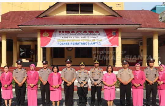 Kapolres Pematangsiantar, AKBP Sah Udur T.M. Sitinjak, S.H., S.I.K., M.H. saat memimpin upacara Kenaikan Pangkat 34 personilnya. ( Foto Humas P.Siantar) Polresta Pematangsiantar