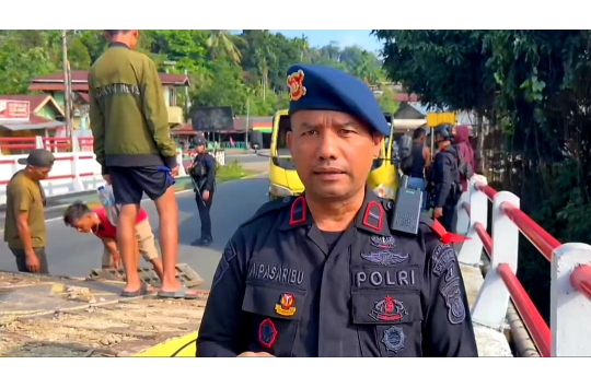 Aksi Cepat Brimob di Sembahe! Evakuasi Truk Kecelakaan, Arus Mudik Kembali Lancar