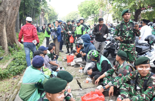 Prajurit TNI menunjukkan sikap ramah dan penuh empati saat warga melaukan aksi damai di  kawasan Kwitang, Jakarta Pusat
