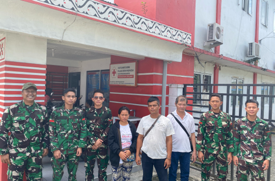 Kedua orang tua korban didampingi Robin Marpaung diapit oleh personil 122/TS dibawah Komando Letda CKM,Pohan saat mendonorkan darah 5 kantong (foto: ist