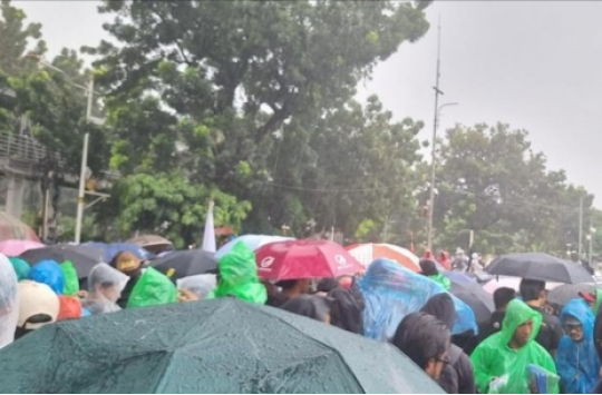 Ribuan mahasiswa menggelar aksi "Indonesia Gelap" untuk menyampaikan berbagai tuntutan