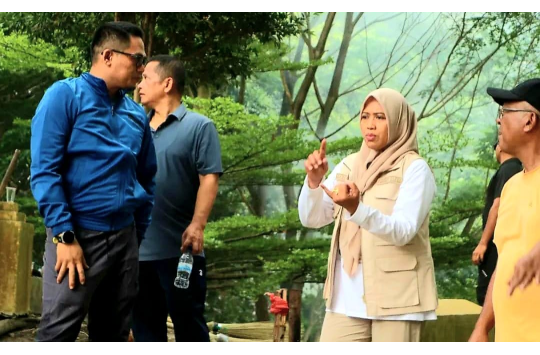 Aksi Nyata Hari Bumi: DLH Pematangsiantar dan Wawako Herlina Pimpin Bersih Sungai di Taman Kehati
