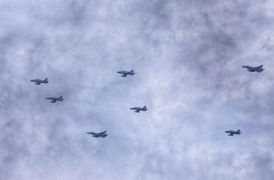 Kasau Marsekal TNI M. Tonny Harjono menyaksikan demonstrasi udara F-16 dalam Latihan Jalak Sakti dan Harda Marutha I di AWR Buding, Belitung, Rabu (25/6/2025). Latihan ini menunjukkan kesiapsiagaan tempur dan sinergi kekuatan udara-darat TNI AU.