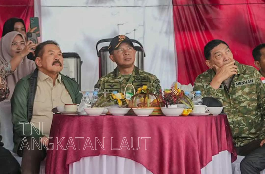 Jenderal TNI (Purn.) Sjafrie Sjamsoeddin, Jaksa Agung ST. Burhanuddin, Panglima TNI Jenderal TNI Agus Subiyanto saat memantau langsung  Latihan Integrasi TNI Tahun 2025(foto; Dispen AL)