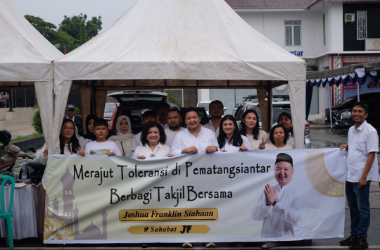 Aksi Toleransi Gen-Z di Siantar: Joshua Franklin Siahaan Bagikan 2.000 Takjil Saat Ramadan