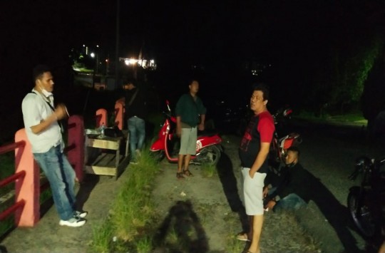 Sepeda motor menabrak tembok jembatan