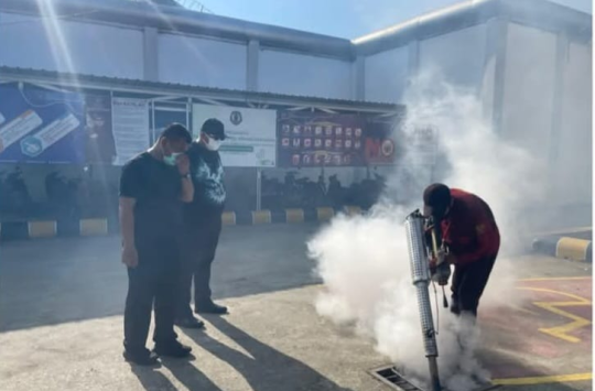 Kalapas, Raymon Andika Girsang, mengawasi petugas untuk memastikan seluruh area kena Fogging