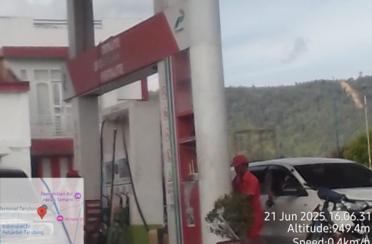Suasana pengisian BBM pakai jerigen di SPBU Hutabarat mengakibatkan Macet (Foto: Loksa Situmeang / Kabarnas.id)