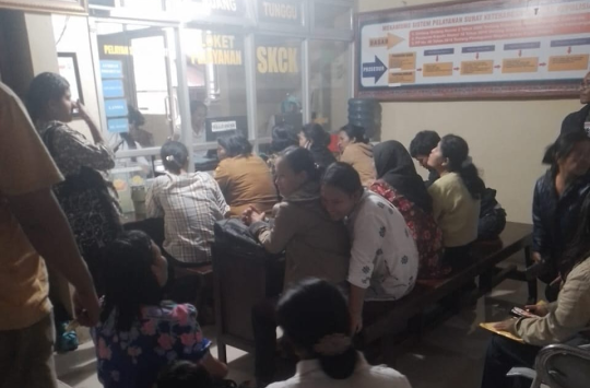 Tampak Warga Taput mengantri di loket pengurusan SKCK di Mapolres Taput pada 19 Mei 2025. (Foto: Loksa Situmeang / Kabarnas.com)