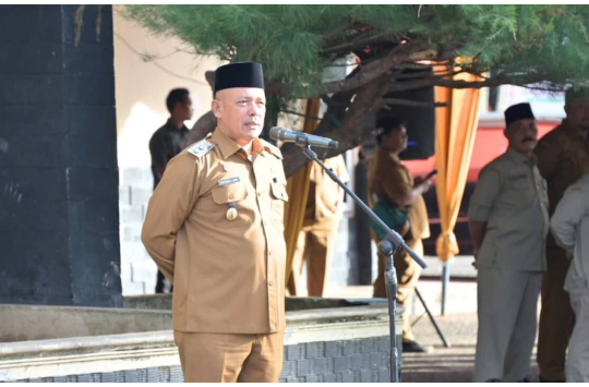 Wakil Bupati Tapteng, Mahmud Efendi saat Apel Pagi Gabungan Senin, 08 September 2025. ( Foto : Diskominfo Tapteng)