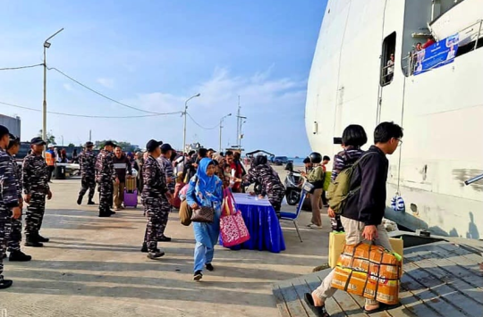Arus Balik Lebaran Gratis! KRI Semarang-594 Angkut Ribuan Pemudik dari Babel ke Jakarta