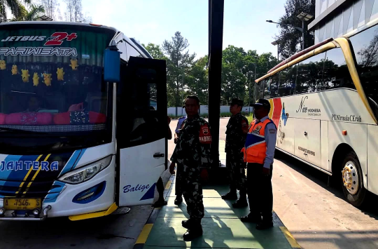 Arus Mudik Membludak, Babinsa Siantar Turun Tangan Amankan Terminal Tanjung Pinggir