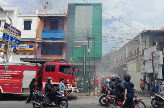 Petugas Pemadam Kebakaran Kota Pematangsiantar memeriksa sumber asap di belakang kantor Pegadaian dan minimarket di Jalan Melanton Siregar, Kamis (13/11/2025). (Foto: Kabarnas.id)