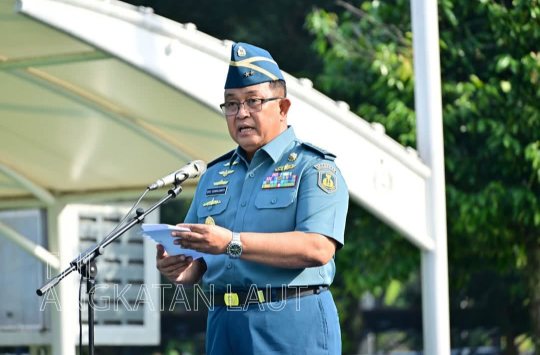 Aslog Kasal, Laksamana Muda TNI Eko Sunarjanto memimpin  upacara bendera 17-an di Lapangan Apel Denma Mabesal, Cilangkap, Jakarta Timur, Selasa 17 Juni 2025. ( Foto: Dispen AL)