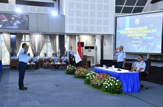 Aslog Kasau, Marsda TNI Nur Surachman W., memimpin rapat Koordinasi Penyusunan Usul Pesanan (UP) Tahun Anggaran 2026  di Gedung Serba Guna Suharnoko Harbani, Jakarta Timur, Kamis 26 Juni 2025.(Foto: Dispen AU).