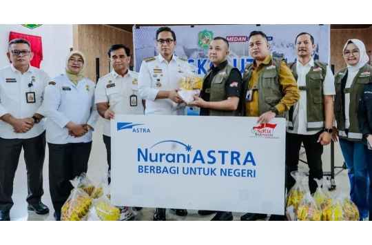 Acara penyaluran bantuan bagi warga terdampak  bencana di Medan