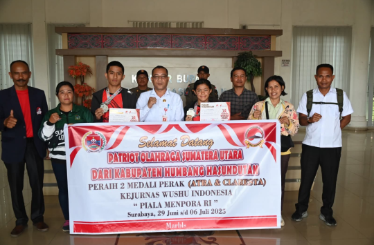 Dua atlet wushu asal Kabupaten Humbahas mendapat apresiasi dari Bupati, Oloan P. Nababan