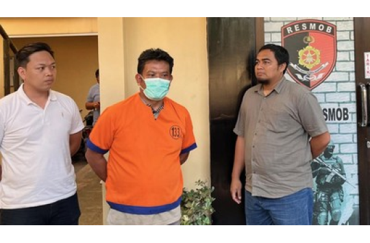 Ayah Farel Prayoga Joko Suyoto (JS), saat diamankan oleh pihak Kepolisian Resor Kota (Polresta) Banyuwangi pada Selasa, (10 /6/2025), karena diduga terlibat dalam praktik judi online