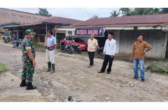 Serma Dedi Ramansyah dan Lurah serta warga meninjau saluran parit yang tumpat (foto; Pendim0207/Sml)