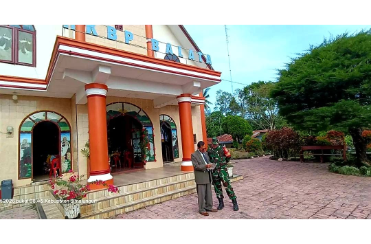 Babinsa Amankan Ibadah Minggu di HKBP Balata, 180 Jemaat Beribadah dengan Aman dan Khidmat