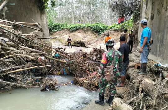 Babinsa dan Warga Simalungun Turun Tangan! Sungai Dibersihkan, Banjir Dicegah