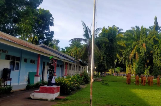 Serka T. Masrizal, Babinsa Koramil 19/Silau Kahean, Kodim 0207/Simalungun, bertindak sebagai pembina upacara di SMP Negeri 1 Silau Kahean (foto: Pendim 0207/SML)