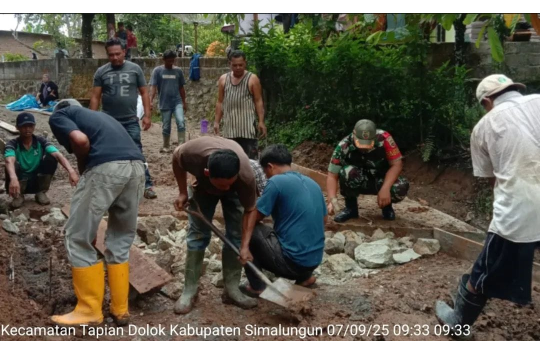 Babinsa Koramil 05/Serbelawan Kodim 0207/Simalungun, Koptu R. Nainggolan bergotong royong bersama warga memperbaiki jembatan di Nagori Dolok Maraja, Kecamatan Tapian Dolok, Kabupaten Simalungun