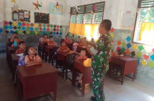 Serka Azman Wijaya, memimpin kegiatan "Wawasan Kebangsaan” di SD Negeri 095240 Nagori Palianopat (foto; Pendim0207/Sml)