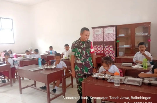 Pelda Bambang Suriyanto, saat mendampingi pelaksanaan Program MBG (foto: Pendim 0207/Sml)