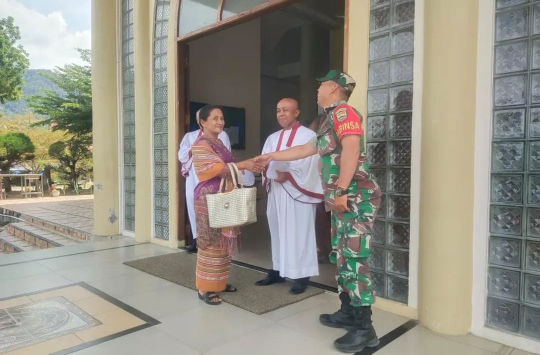 Koptu Rocky Nainggolan, melaksanakan pengamanan pada kegiatan ibadah Minggu di Gereja HKBP Parapat (foto: Pendim0207/Sml)