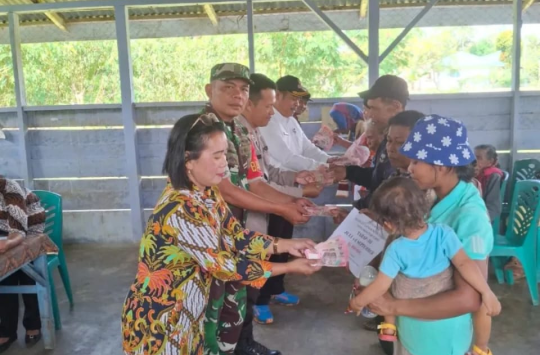 Serma J.S. Purba saat mendampingi pencairan dana BLT tahap 3 di Nagori Bintang Mariah (foto; Pendim0207/Sml)